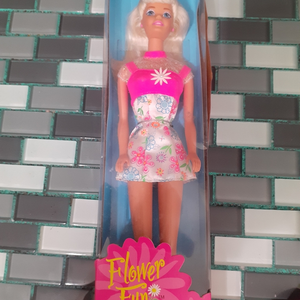🔥SALE🔥1996 Spring Flower fun Barbie Vintage collectable barbie never opened